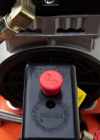 NEO, безмасляный, 2-х поршневой, 230В, 12л, 8 Бар, 105л/мин, 500Вт, IP20 (12K020) NEO, безмасляный, 2-х поршневой, 230В, 12л, 8 Бар, 105л/мин, 500Вт, IP20 (12K020) | Фото 2