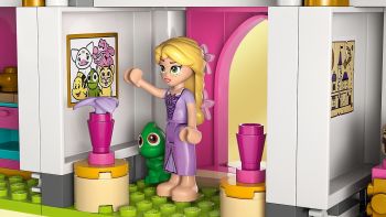 Конструктор LEGO I Disney Princess Замок принцеси та королівські улюбленці (43267) | Фото 3