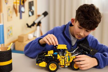 Конструктор LEGO Technic Колісний навантажувач Volvo L120 Electric (42209) | Фото 7
