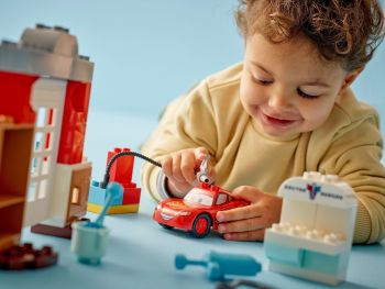 Конструктор LEGO DUPLO Візит МакКвіна в гараж Дока (10456) Конструктор LEGO DUPLO Візит МакКвіна в гараж Дока (10456) | Фото 3