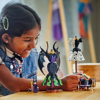 Конструктор LEGO Disney Сукні Малефісенти та Лютелли де Віль (43262) Купить конструктор Конструктор LEGO Disney Сукні Малефісенти та Лютелли де Віль (43262) | Фото 8