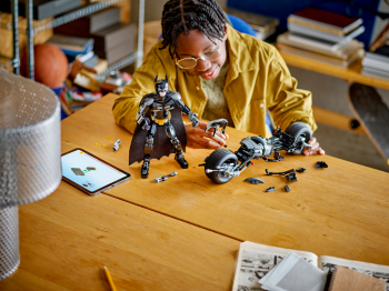 Конструктор LEGO Batman Фігурка Бетмена для складання та бетцикл (76273) Купить конструктор Конструктор LEGO Batman Фігурка Бетмена для складання та бетцикл (76273) | Фото 9