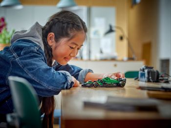 Конструктор LEGO Speed Champions Автомобіль для перегонів Aston Martin Aramco F1® AMR24 (77245) | Фото 8