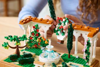 Конструктор LEGO Icons Сад фонтанов (10359) Купить конструктор Конструктор LEGO Icons Сад фонтанов (10359) | Фото 2