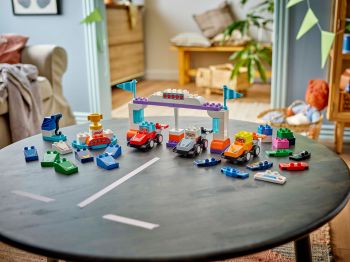 Конструктор LEGO DUPLO Автомобілі для перегонів і пілоти команд Формули-1 (10445) | Фото 10