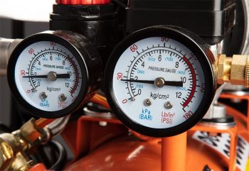 NEO, безмасляный, 2-х поршневой, 230В, 12л, 8 Бар, 105л/мин, 500Вт, IP20 (12K020) NEO, безмасляный, 2-х поршневой, 230В, 12л, 8 Бар, 105л/мин, 500Вт, IP20 (12K020) | Фото 7