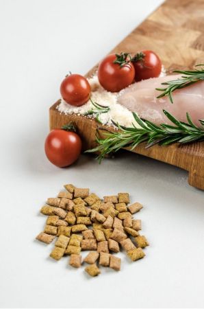 Ласощі для заохочення кішок Savory Snack Chicken and Cheese, подушечки з куркою та сиром, 60 г (4820232631461) | Фото 4