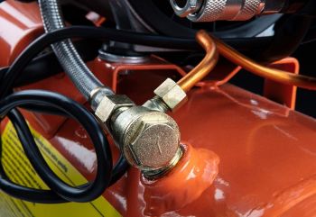 NEO, безмасляный, 2-х поршневой, 230В, 12л, 8 Бар, 105л/мин, 500Вт, IP20 (12K020) NEO, безмасляный, 2-х поршневой, 230В, 12л, 8 Бар, 105л/мин, 500Вт, IP20 (12K020) | Фото 9