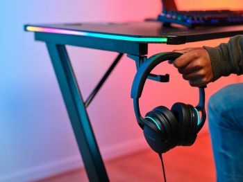 Купить компьютерный и офисный стол Ігровий стіл TRUST GXT 709W Luminus RGB Black (25184_TRUST) | Фото 9