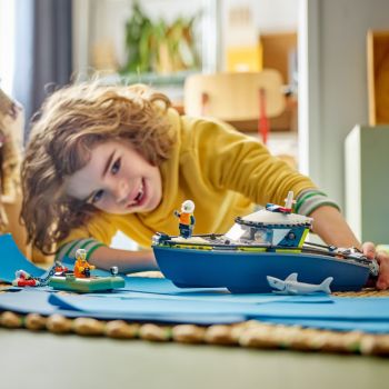 Купить конструктор Конструктор LEGO City Переслідування на поліцейському катері (60456) | Фото 2